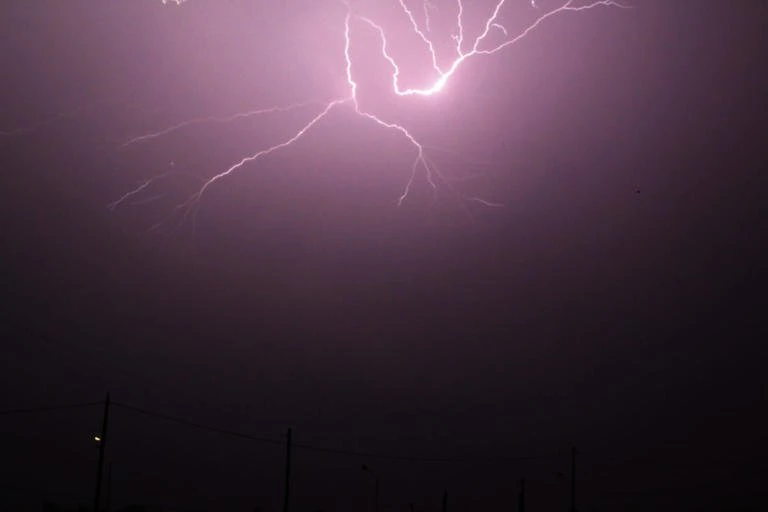 Απόκοσμο σκηνικό στο Ναύπλιο – Αλλεπάλληλοι κεραυνοί και δυνατή βροχή κάνουν τη νύχτα μέρα (βίντεο)